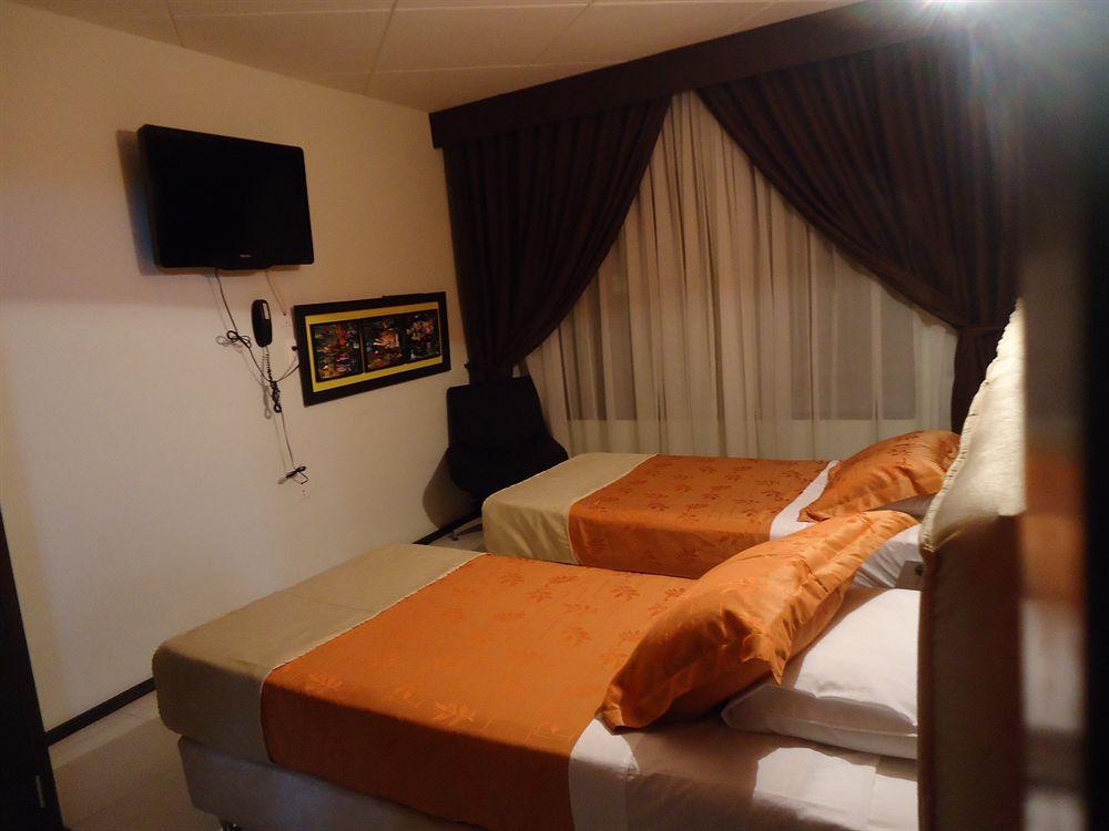 Hotel Central House A 5 Min De La Embajada Americana ボゴタ エクステリア 写真